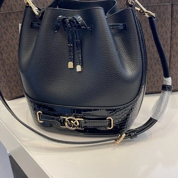 MICHAEL KORS
Reed Medium Pebbled Leather Belted Bucket Messenger Satchel Crossb - Picture 6 of 16